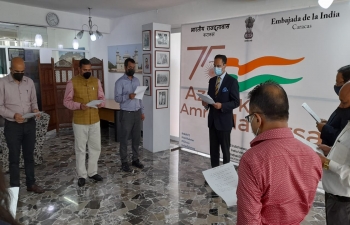 Celebrating #IndiaAt75 . On the occasion of #ConstitutionDay, Amb Abhishek Singh led @IndiaVenezuela officials in reading out the preamble of Indian Constitution